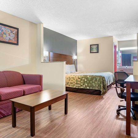 פורסט Econo Lodge Inn & Suites מראה חיצוני תמונה