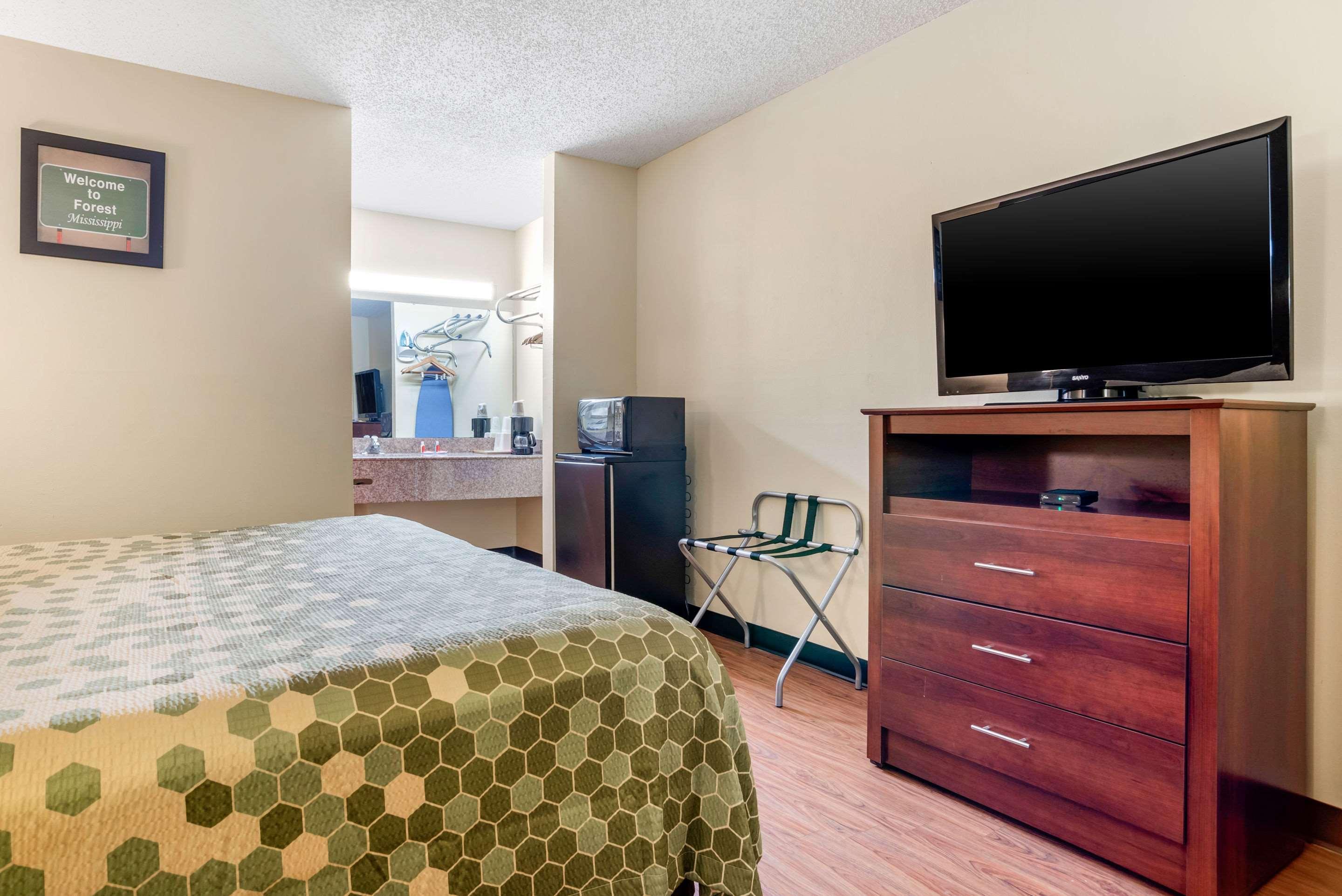 פורסט Econo Lodge Inn & Suites מראה חיצוני תמונה