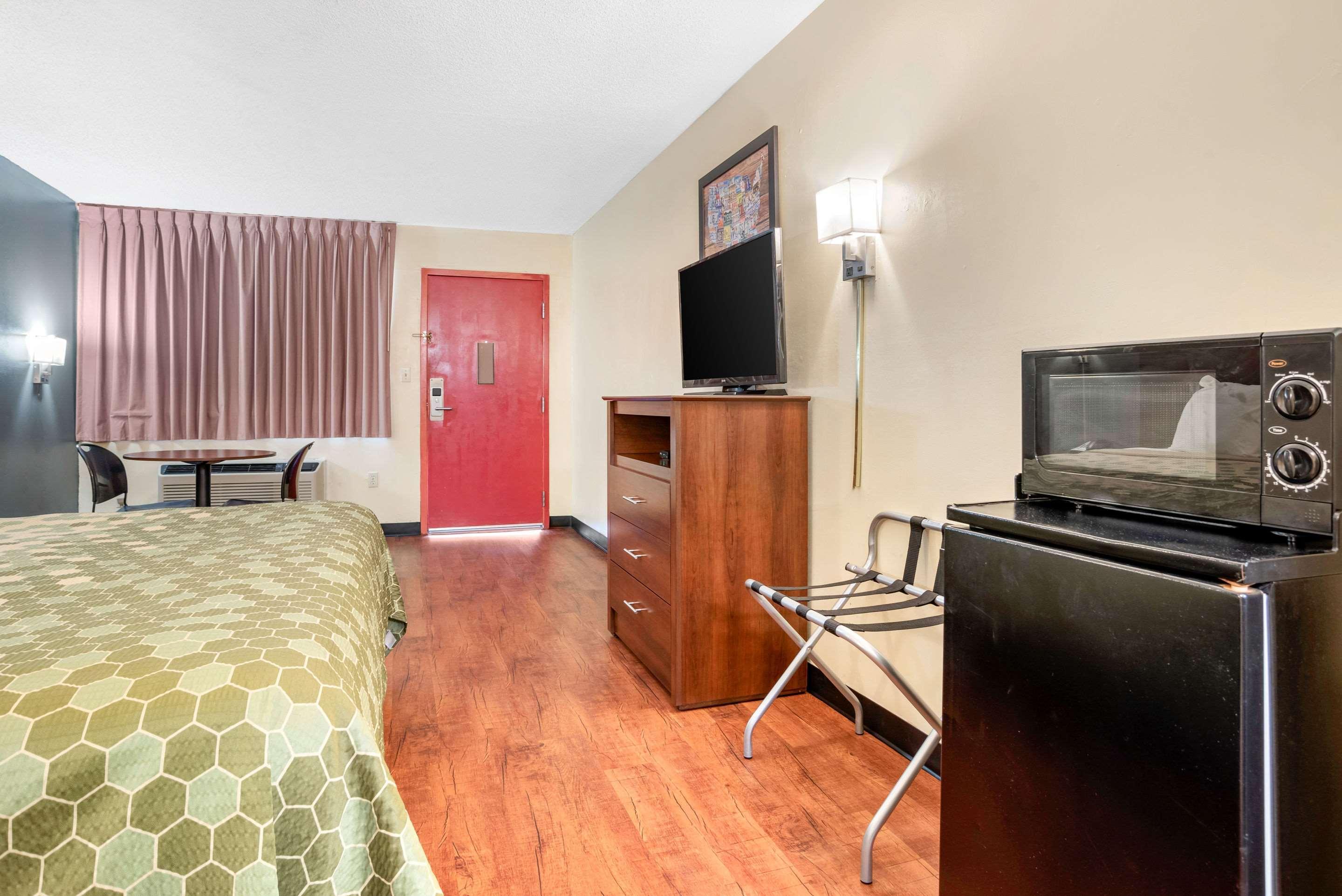 פורסט Econo Lodge Inn & Suites מראה חיצוני תמונה