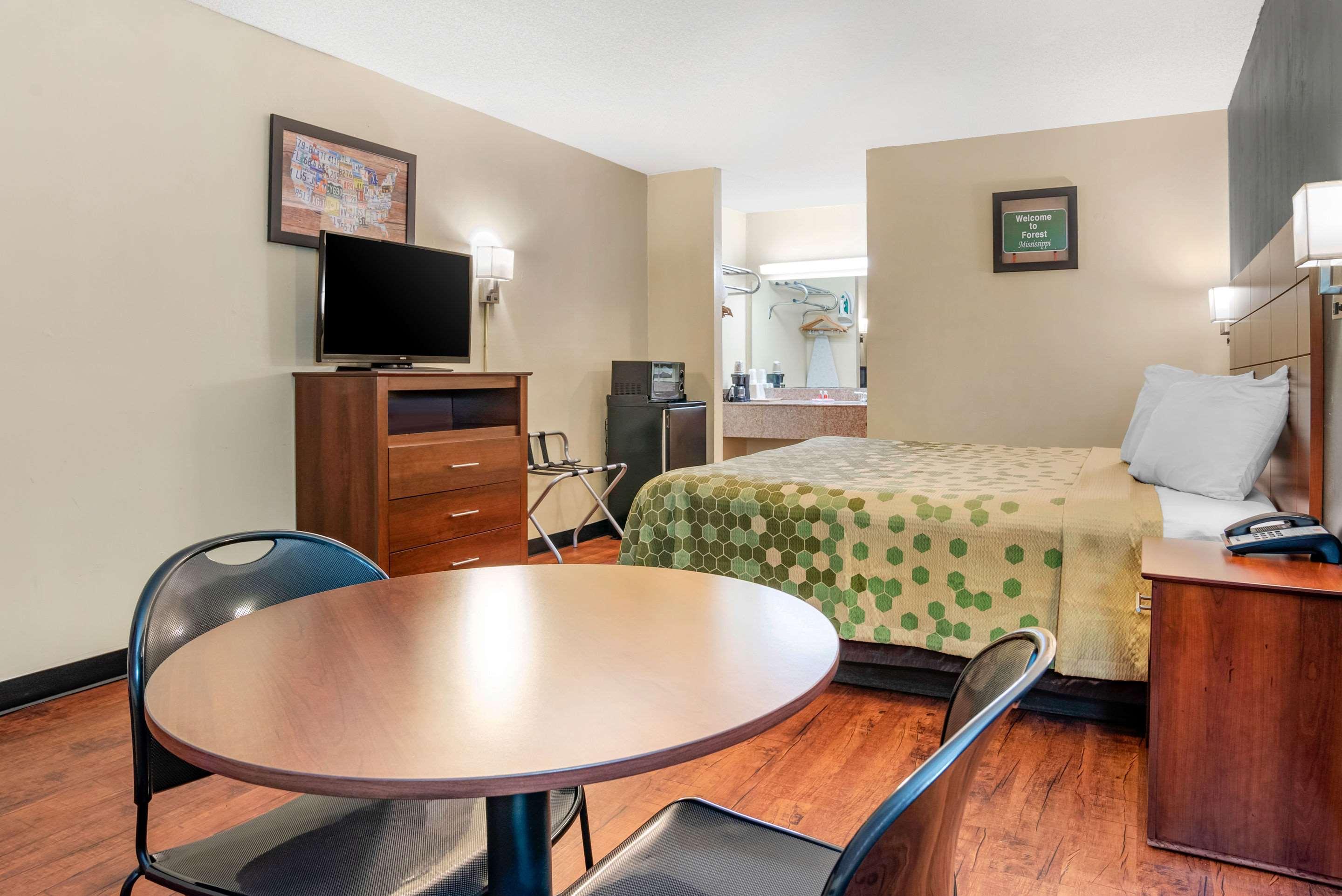 פורסט Econo Lodge Inn & Suites מראה חיצוני תמונה