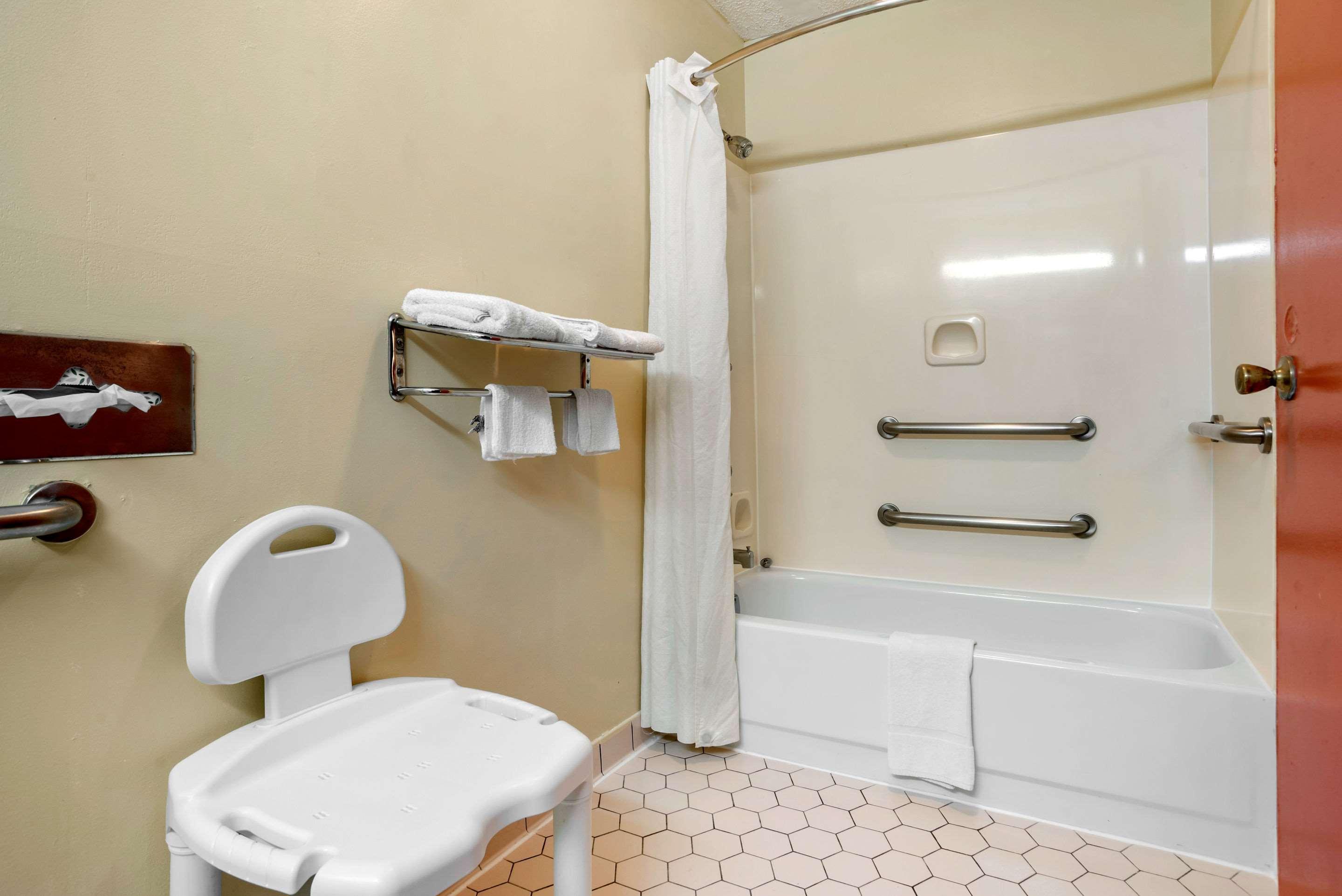 פורסט Econo Lodge Inn & Suites מראה חיצוני תמונה