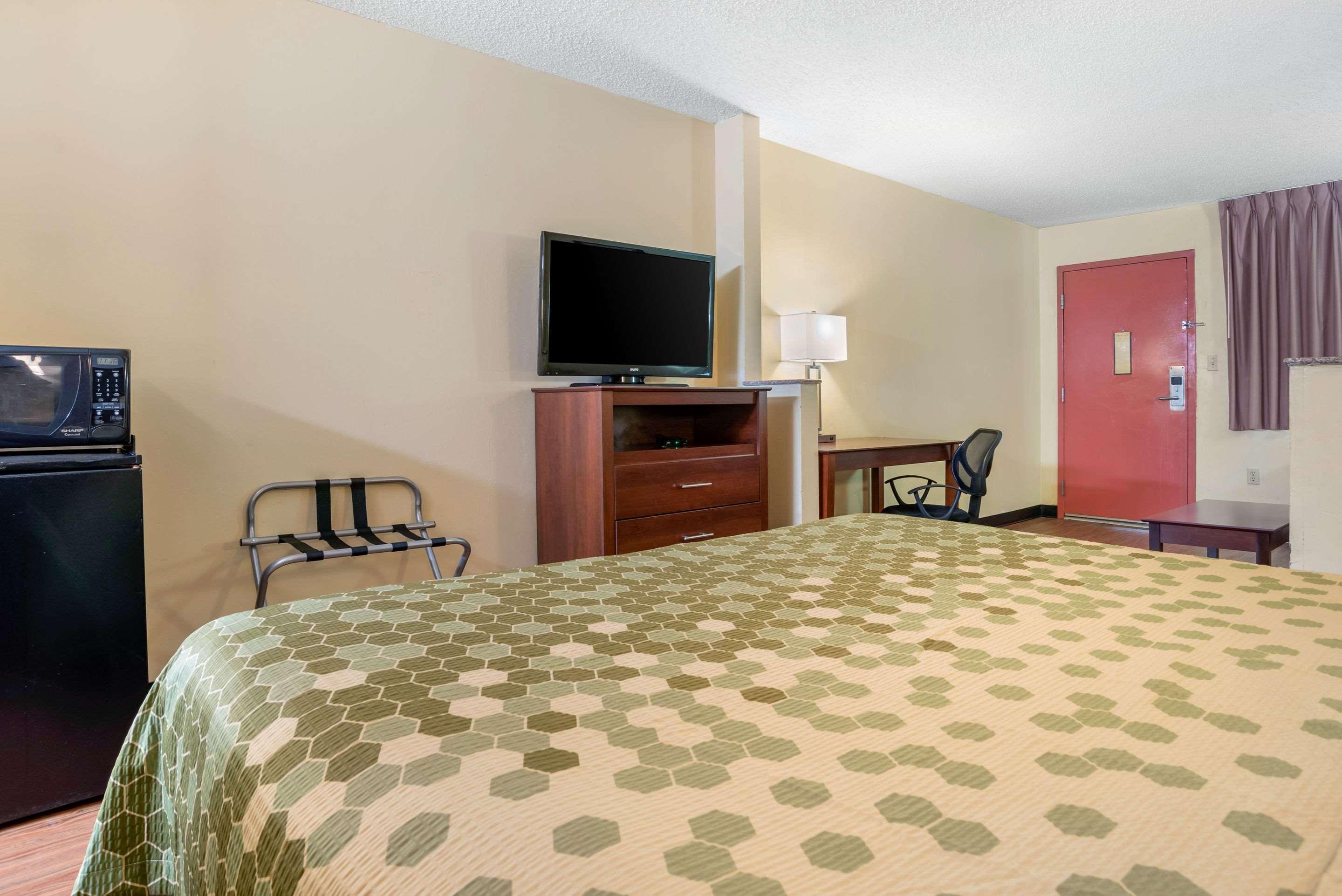 פורסט Econo Lodge Inn & Suites מראה חיצוני תמונה
