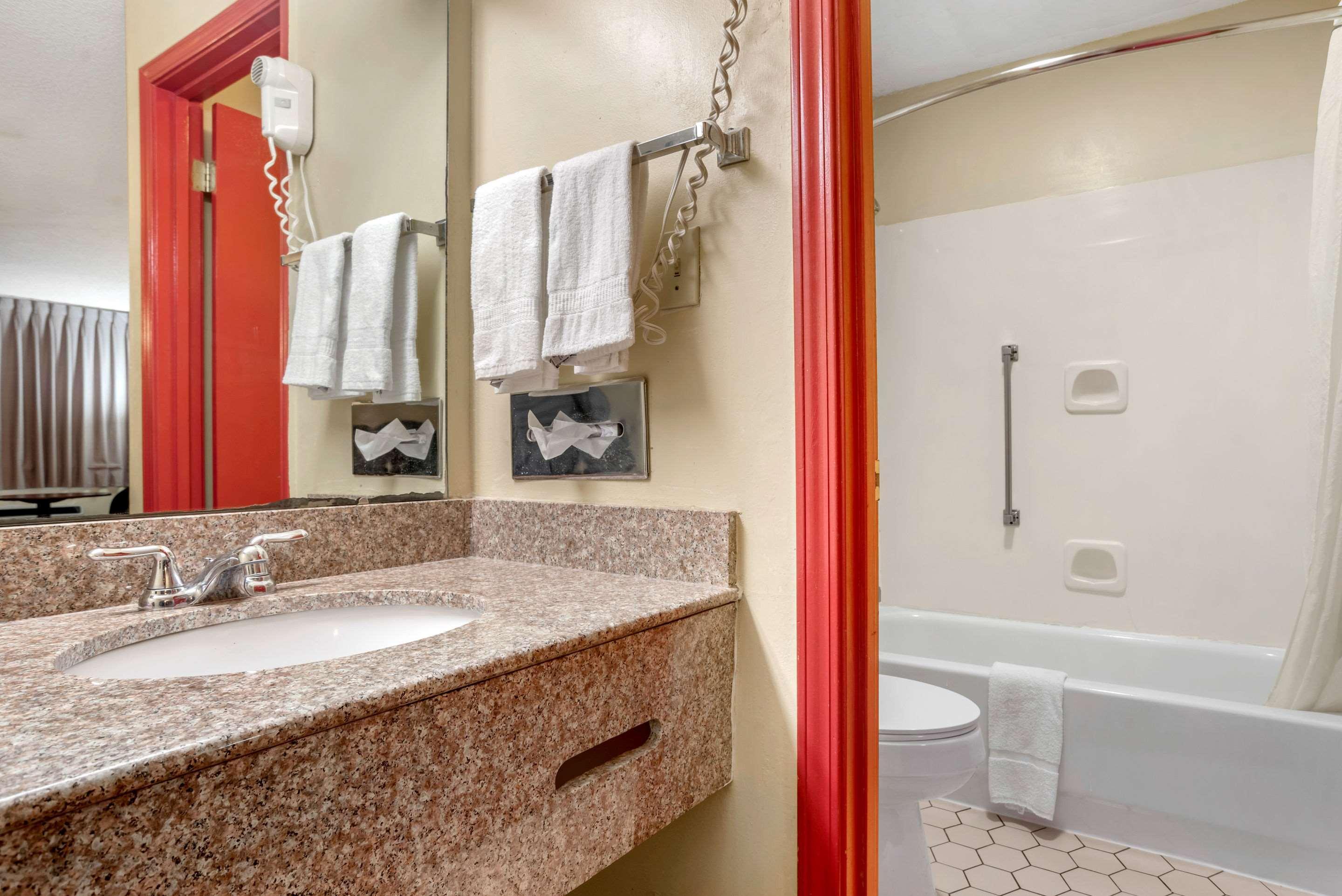 פורסט Econo Lodge Inn & Suites מראה חיצוני תמונה