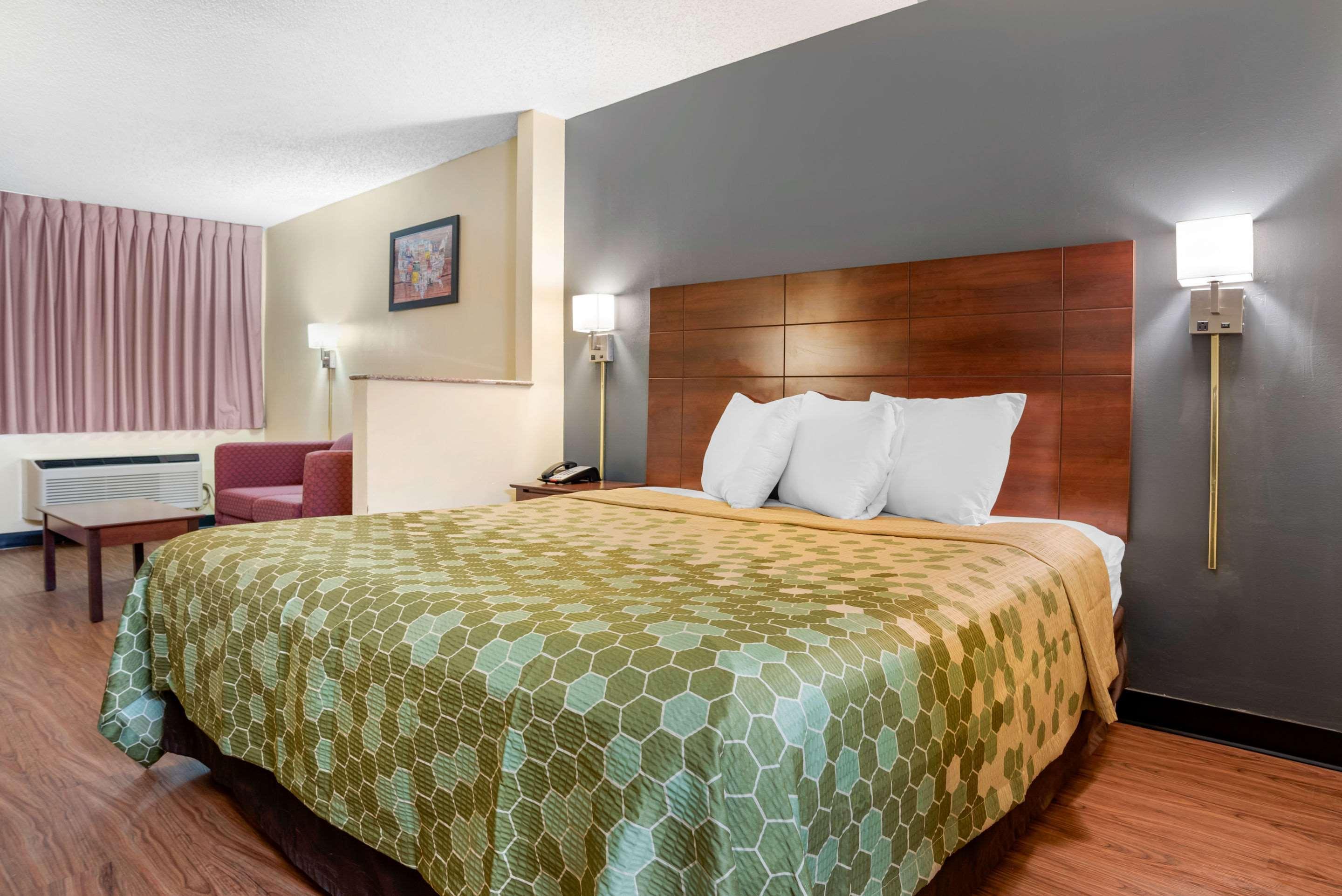 פורסט Econo Lodge Inn & Suites מראה חיצוני תמונה