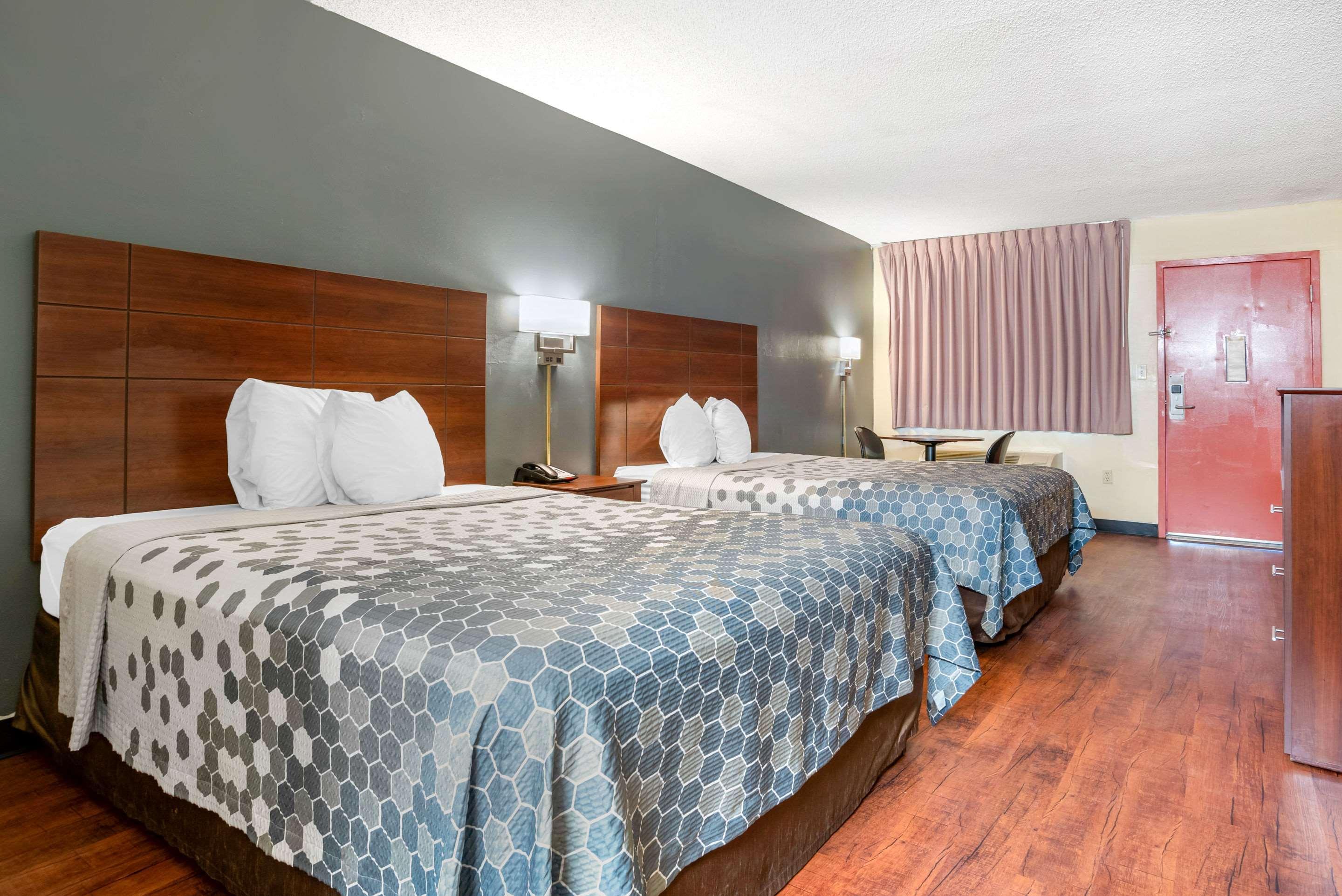 פורסט Econo Lodge Inn & Suites מראה חיצוני תמונה