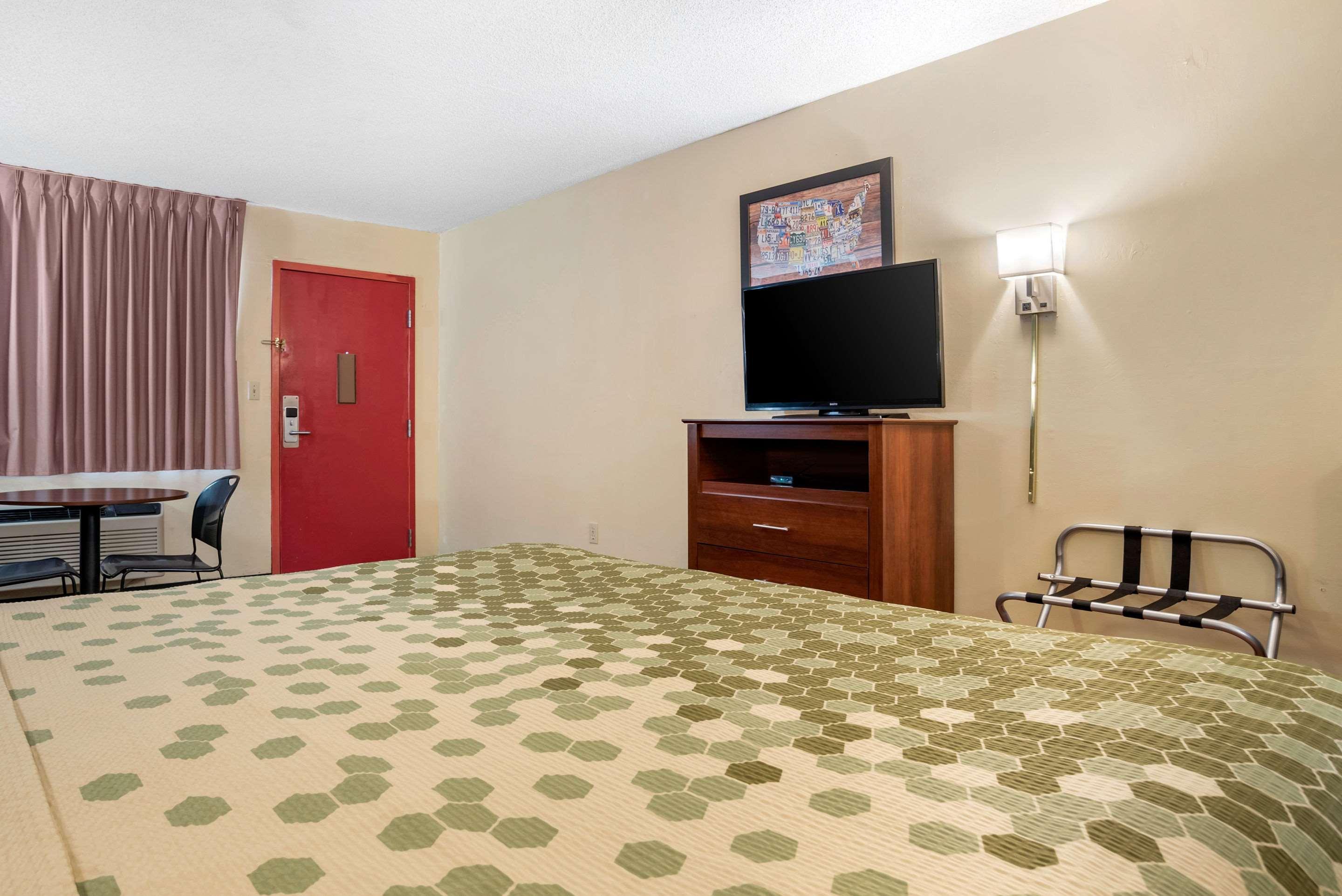 פורסט Econo Lodge Inn & Suites מראה חיצוני תמונה