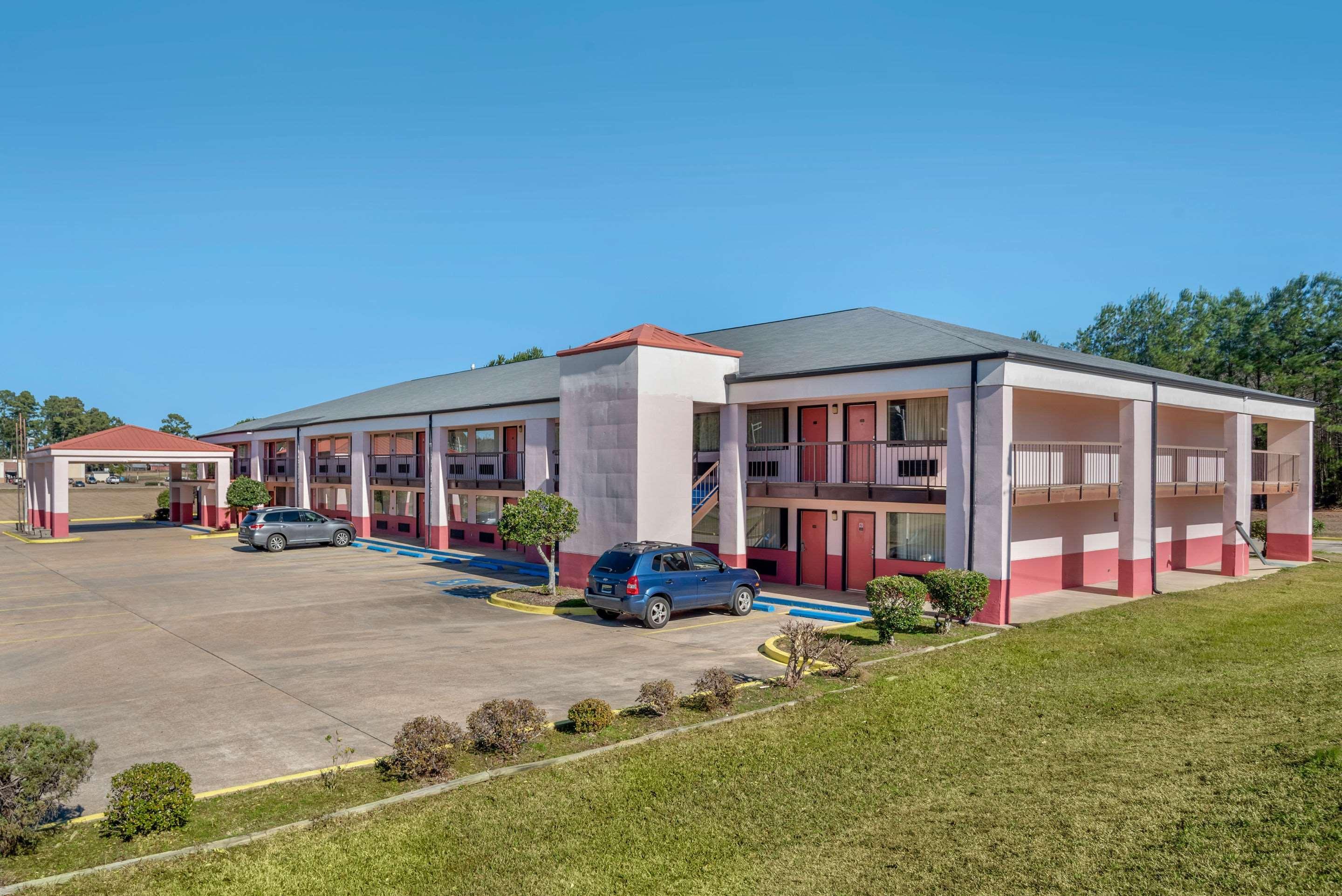 פורסט Econo Lodge Inn & Suites מראה חיצוני תמונה