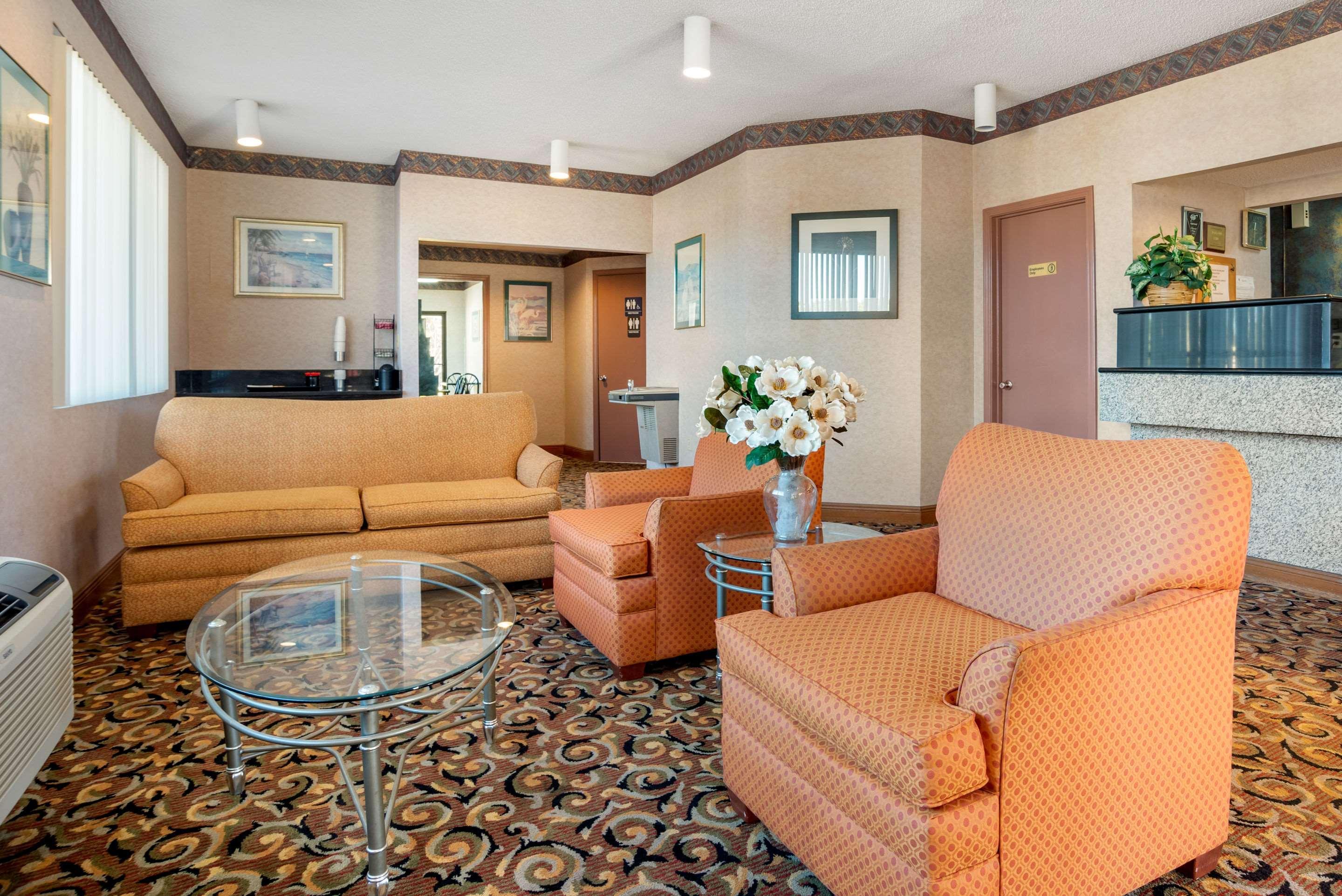פורסט Econo Lodge Inn & Suites מראה חיצוני תמונה