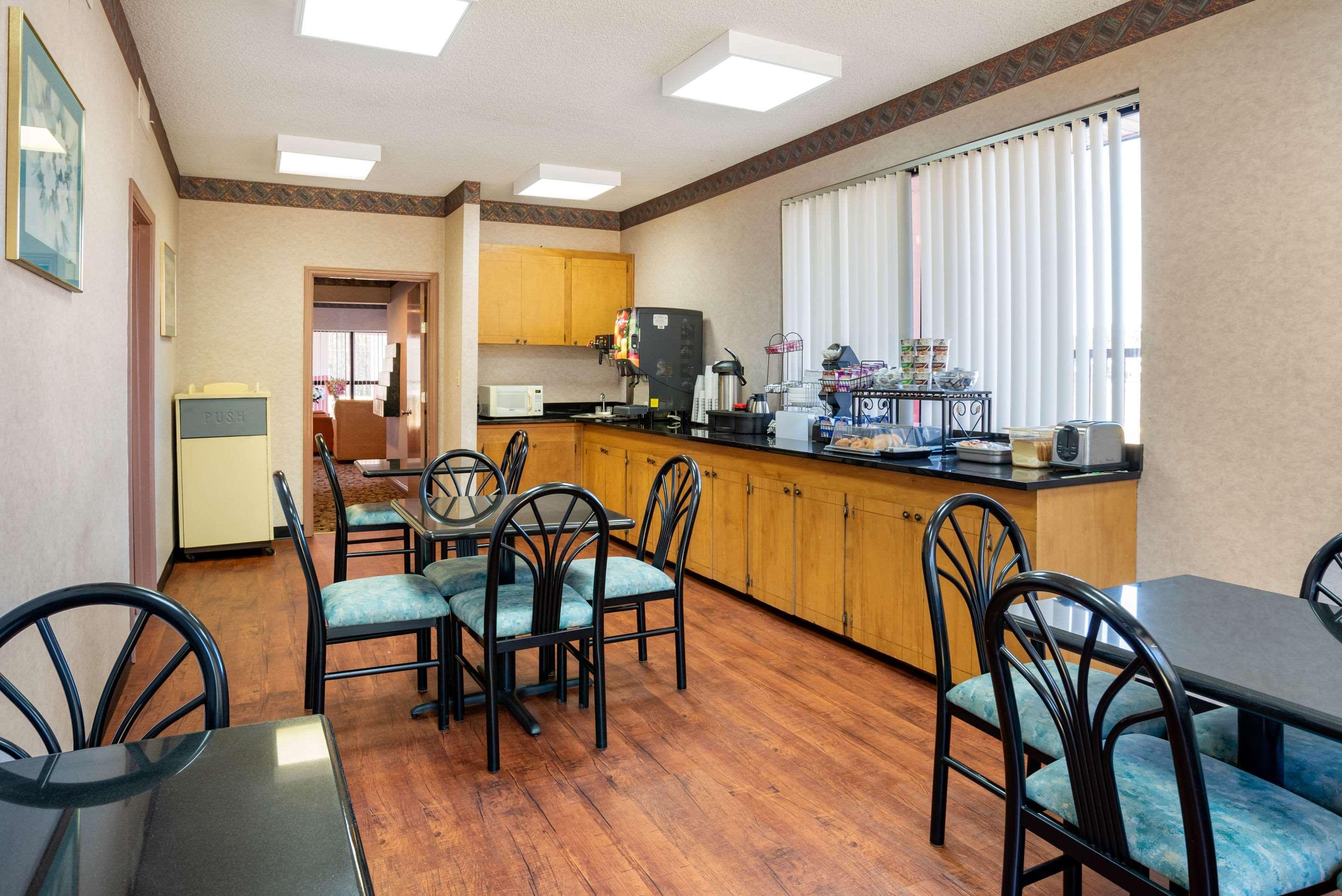 פורסט Econo Lodge Inn & Suites מראה חיצוני תמונה