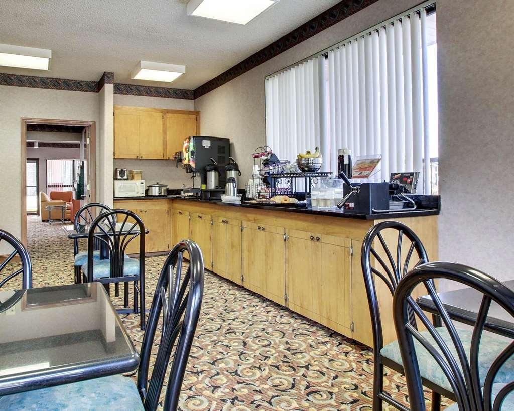פורסט Econo Lodge Inn & Suites מסעדה תמונה