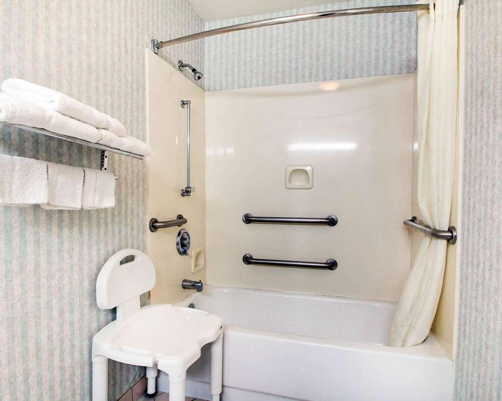 פורסט Econo Lodge Inn & Suites חדר תמונה