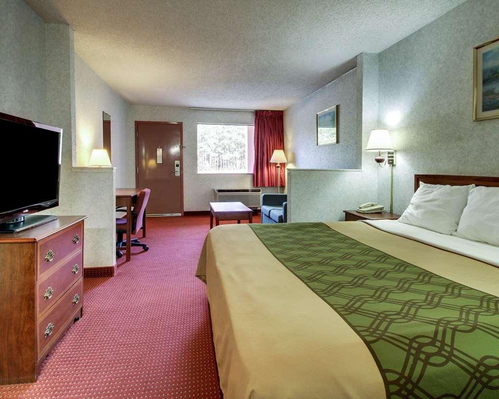 פורסט Econo Lodge Inn & Suites חדר תמונה