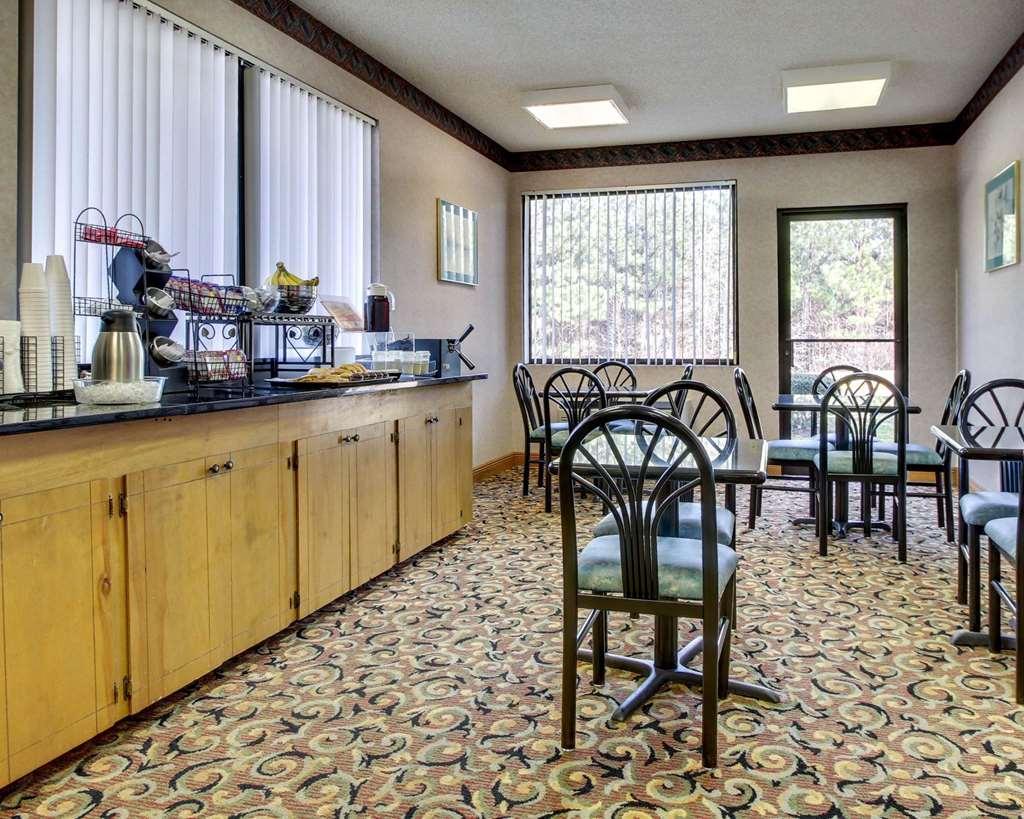 פורסט Econo Lodge Inn & Suites מסעדה תמונה