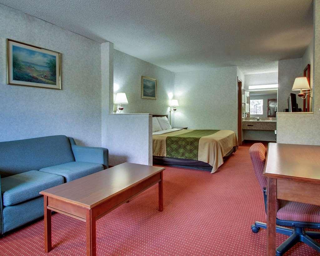 פורסט Econo Lodge Inn & Suites חדר תמונה