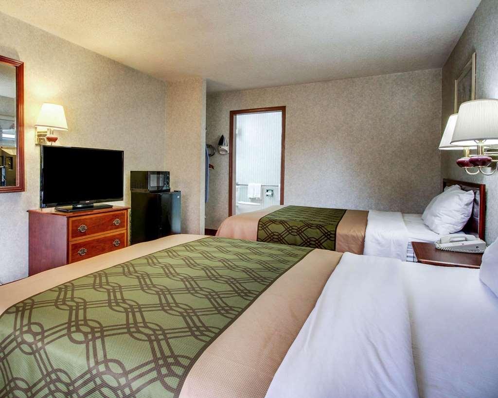 פורסט Econo Lodge Inn & Suites חדר תמונה
