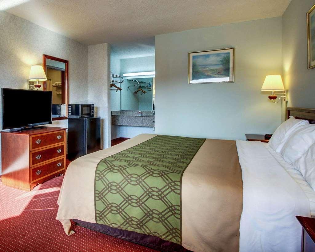 פורסט Econo Lodge Inn & Suites חדר תמונה