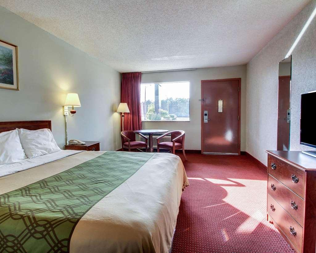 פורסט Econo Lodge Inn & Suites חדר תמונה