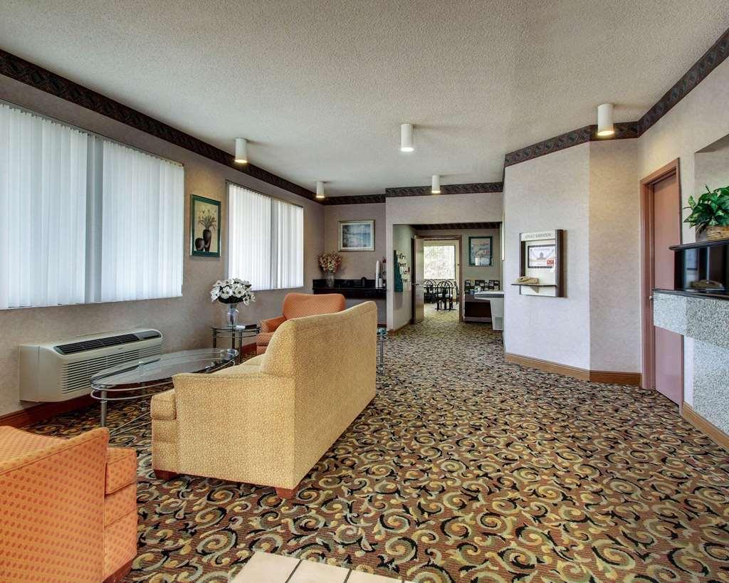פורסט Econo Lodge Inn & Suites מראה פנימי תמונה
